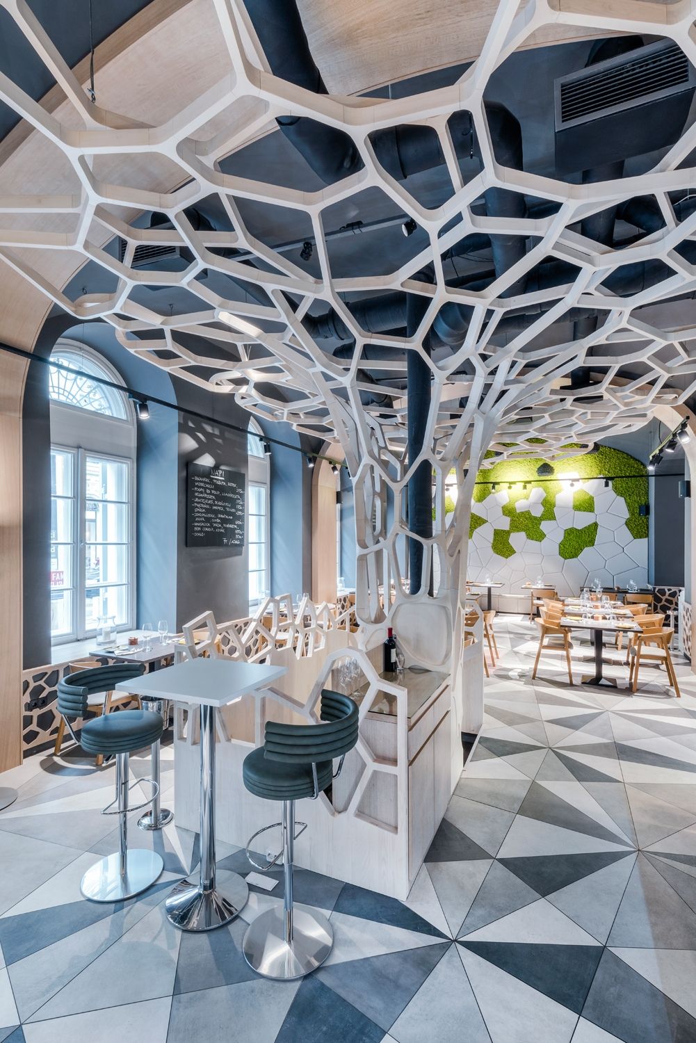 Mesh structure created in the centre of a restaurant